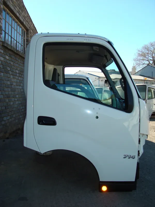 Hino 300 (2012) 714 Cab — photo 3 of 8
