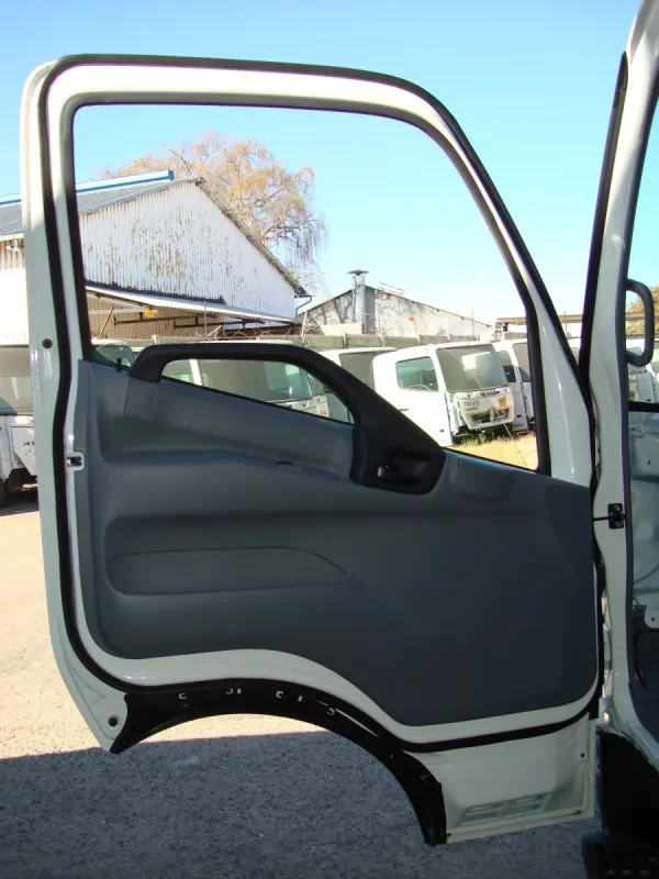 Hino 300 (2012) 714 Cab — photo 4 of 8