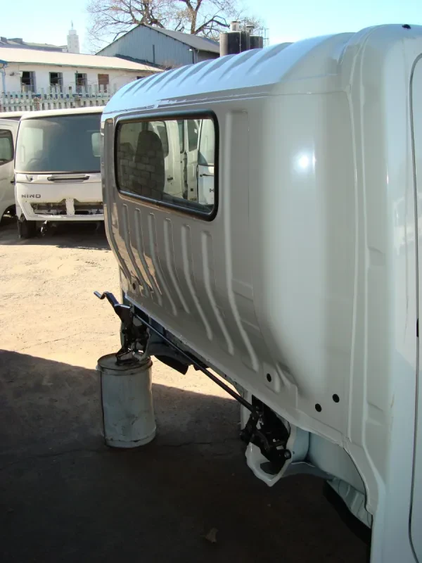 Hino 300 (2012) 815 Cab — photo 4 of 9