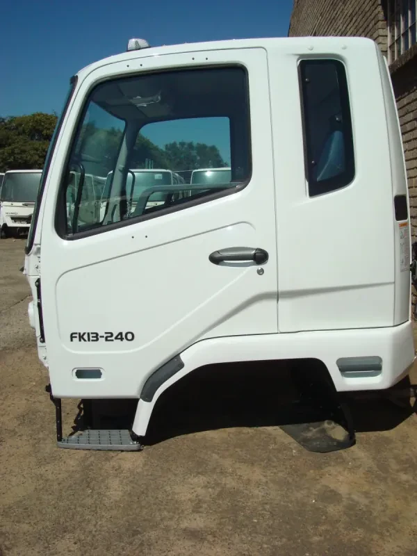 Mitsubishi FUSO FK13-240 Cab (Semi-Trim) — photo 3 of 11