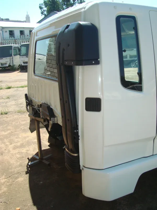 Mitsubishi FUSO FK13-240 Cab (Semi-Trim) — photo 4 of 11