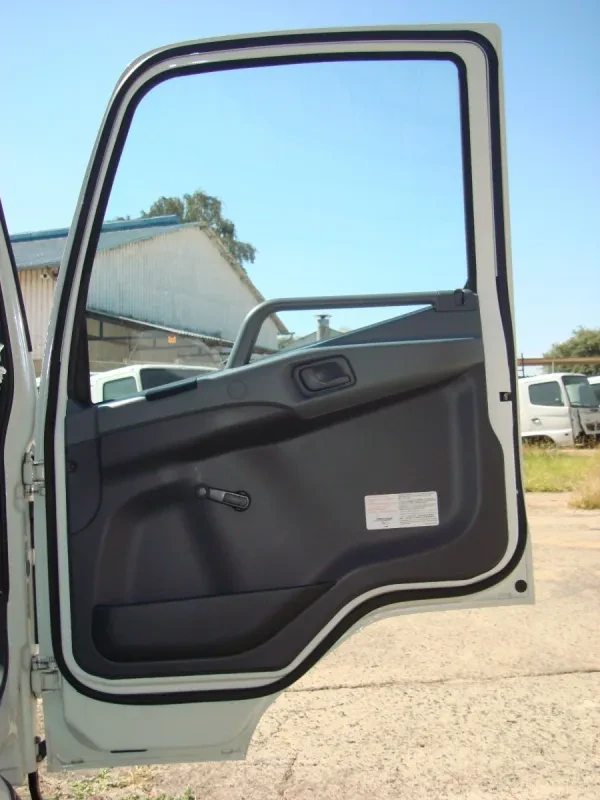 Mitsubishi FUSO FK13-240 Cab (Semi-Trim) — photo 5 of 11