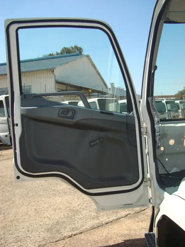 Mitsubishi FUSO FK13-240 Cab (Semi-Trim) — photo 6 of 11
