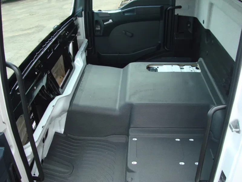 MAN TGM 18.240 Day Cab (Semi-Trim) — photo 9 of 11