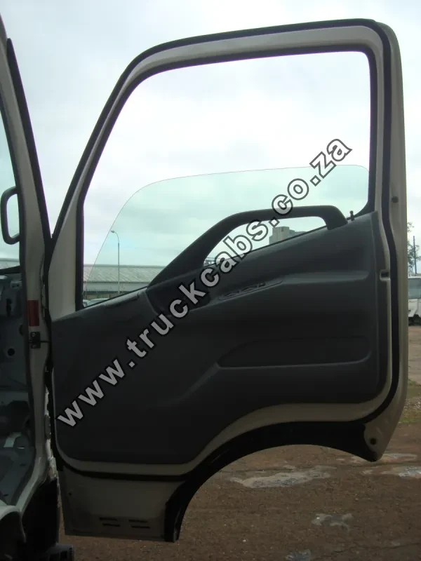 Hino 300 (2012) 916 Cab (Semi-Trim) — photo 3 of 7