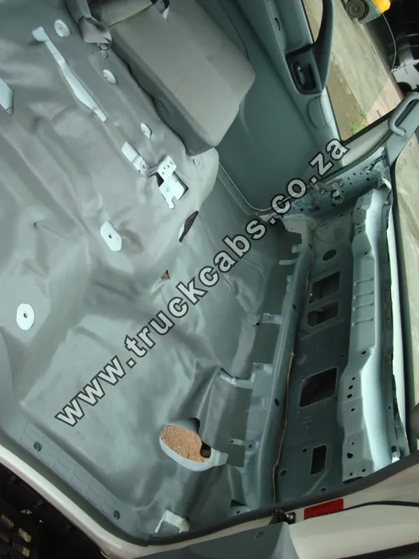 Hino 300 (2012) 916 Cab (Semi-Trim) — photo 4 of 7