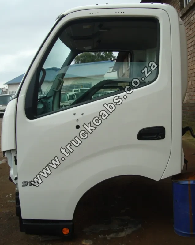 Hino 300 (2012) 916 Cab (Semi-Trim) — photo 6 of 7