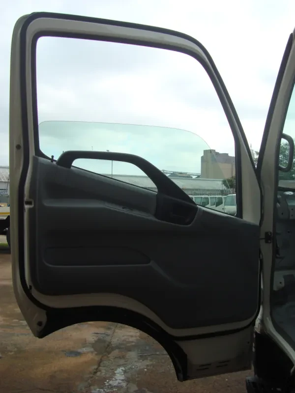 Hino 300 (2012) 916 Cab (Semi-Trim) — photo 7 of 7